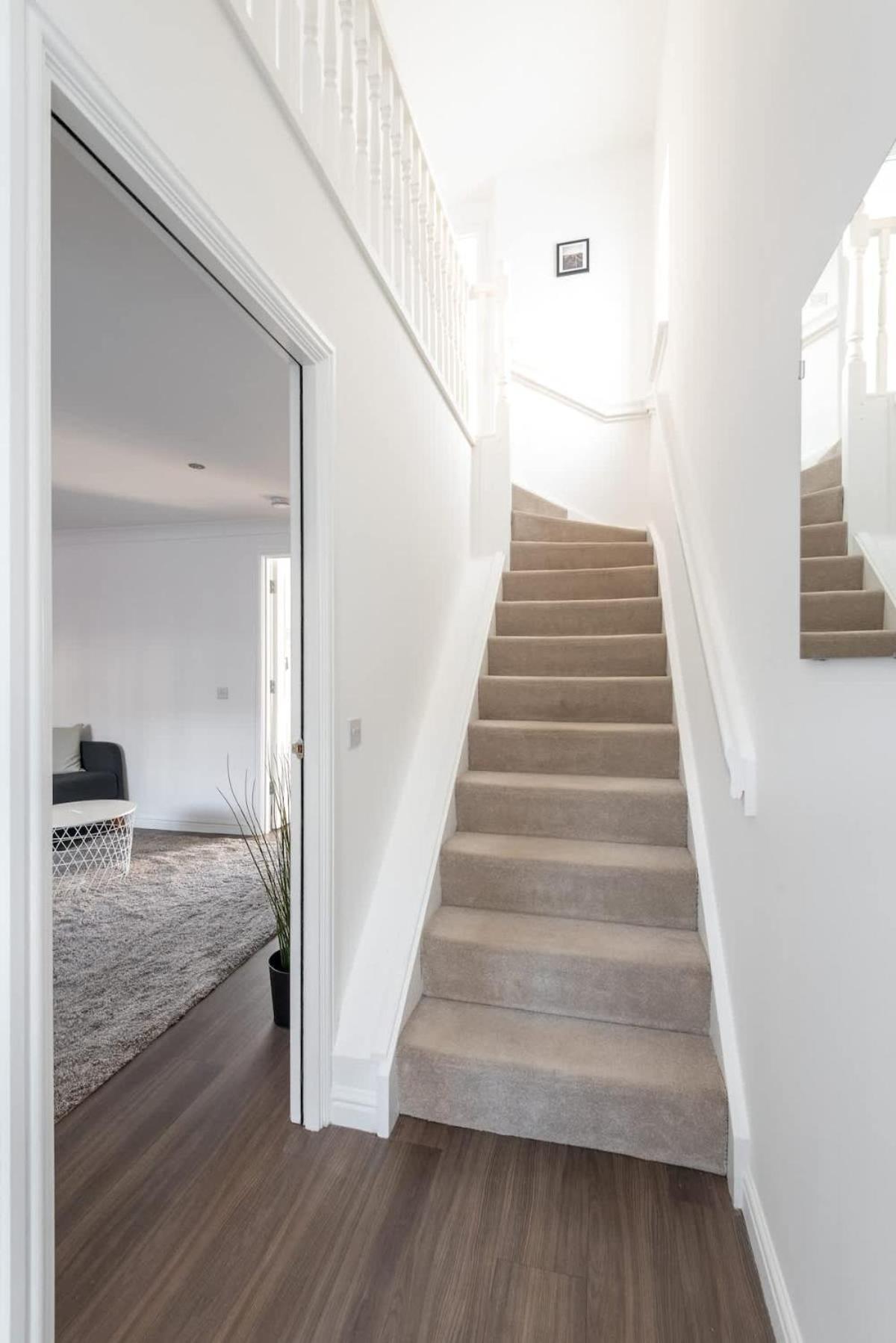 4 Bedroom House - Free Parking