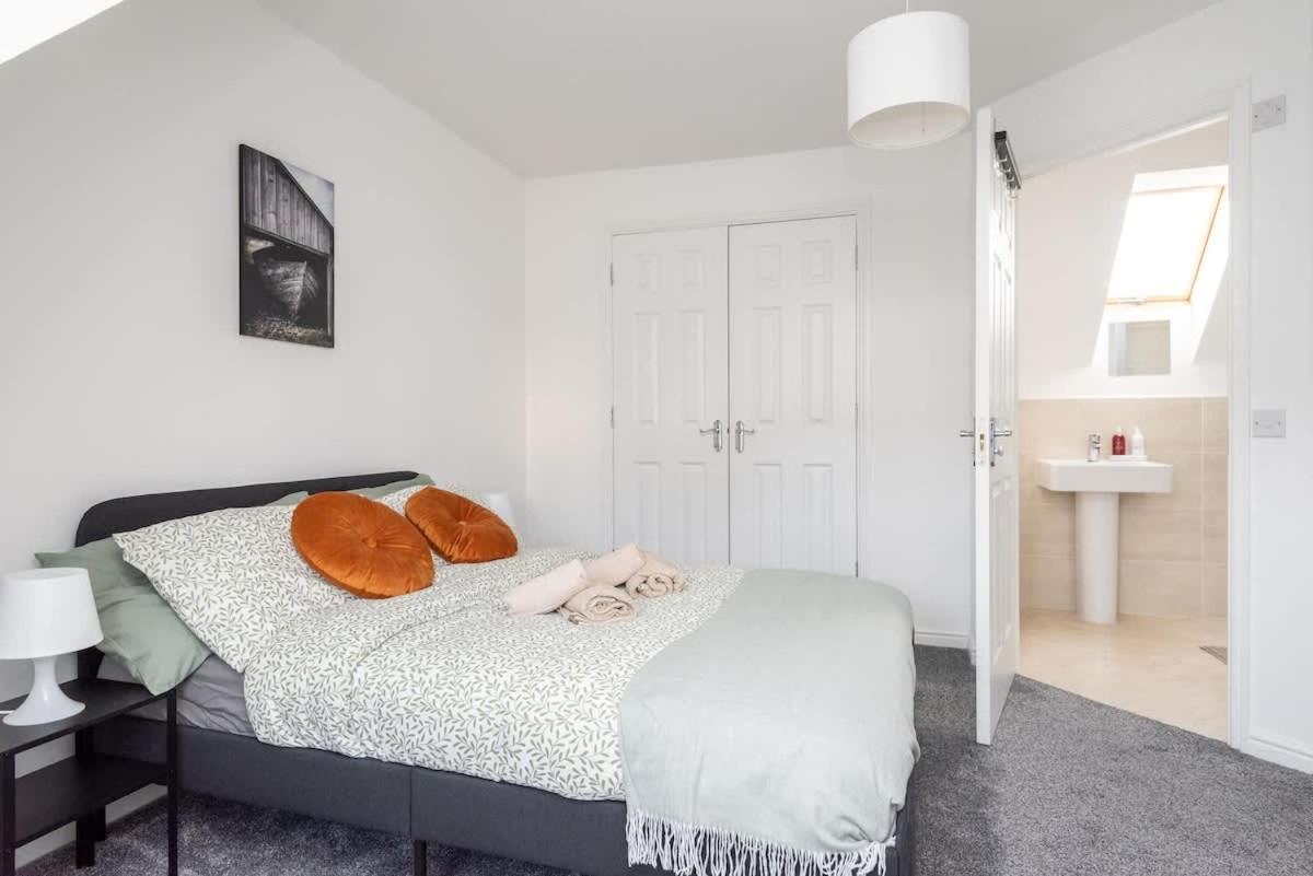 Holiday home 4 Bedroom House - Free Parking *