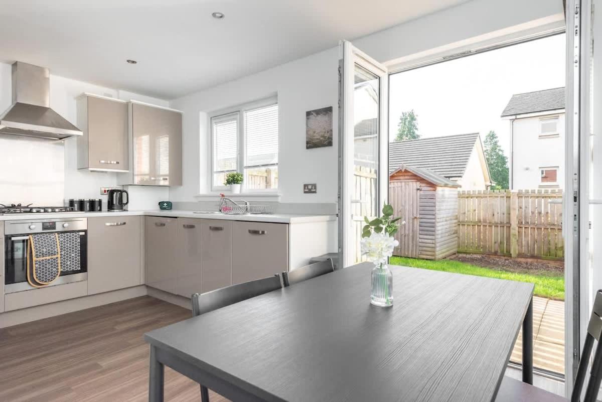4 Bedroom House - Free Parking * Edinburgh
