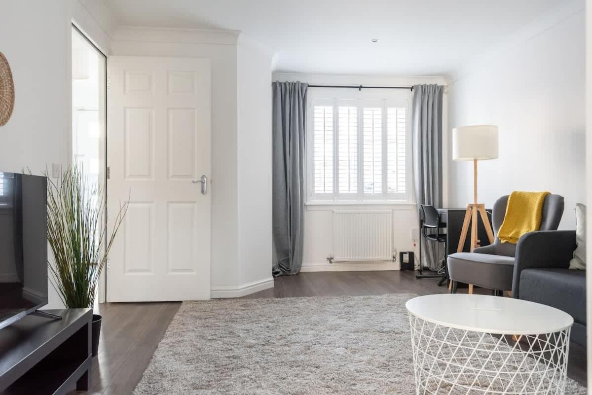 Holiday home 4 Bedroom House - Free Parking *