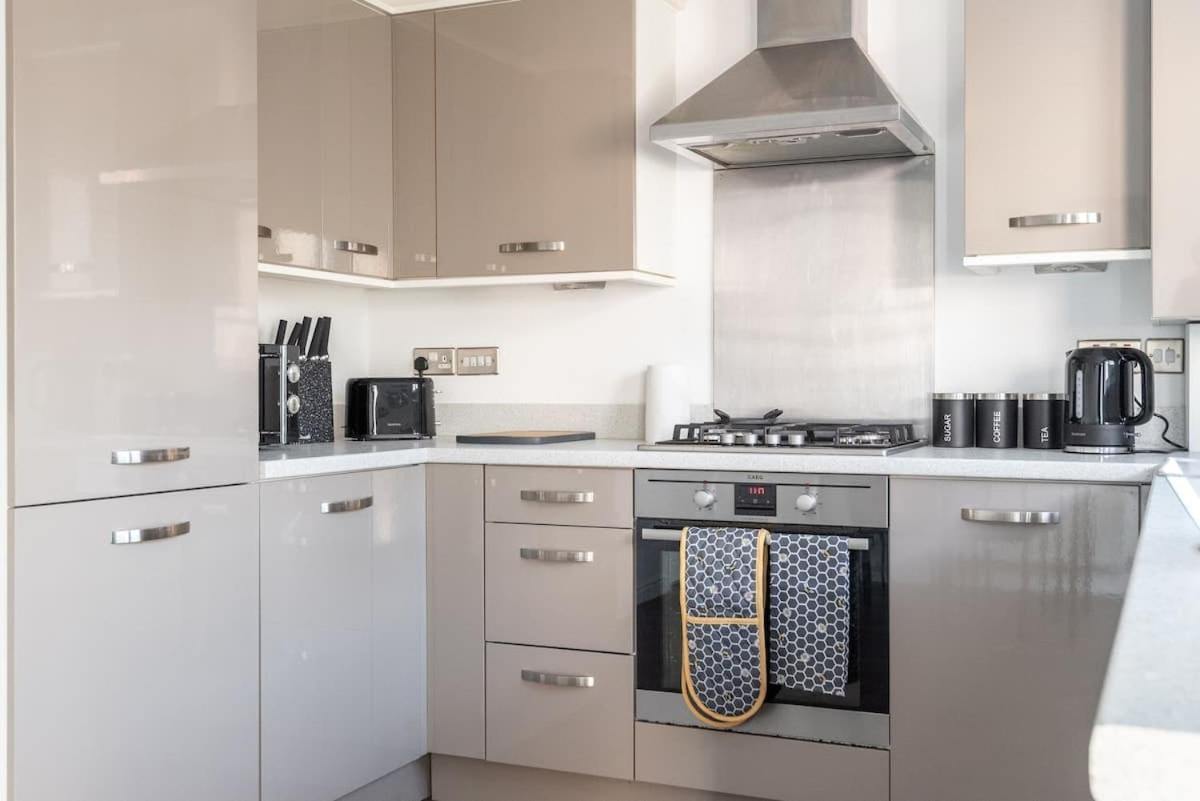 4 Bedroom House - Free Parking *
