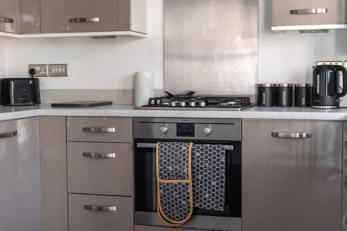 4 Bedroom House - Free Parking Edinburgh