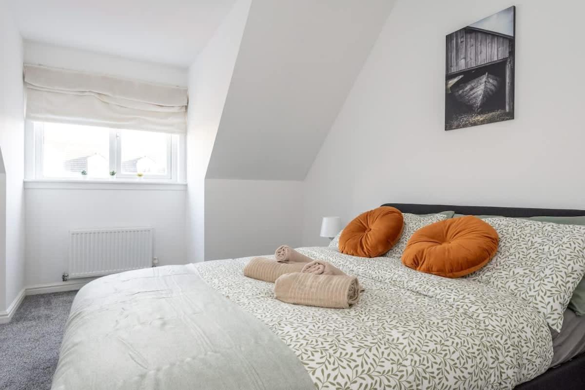 4 Bedroom House - Free Parking Holiday home *