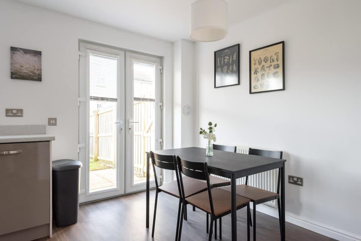 4 Bedroom House - Free Parking Holiday home Edinburgh