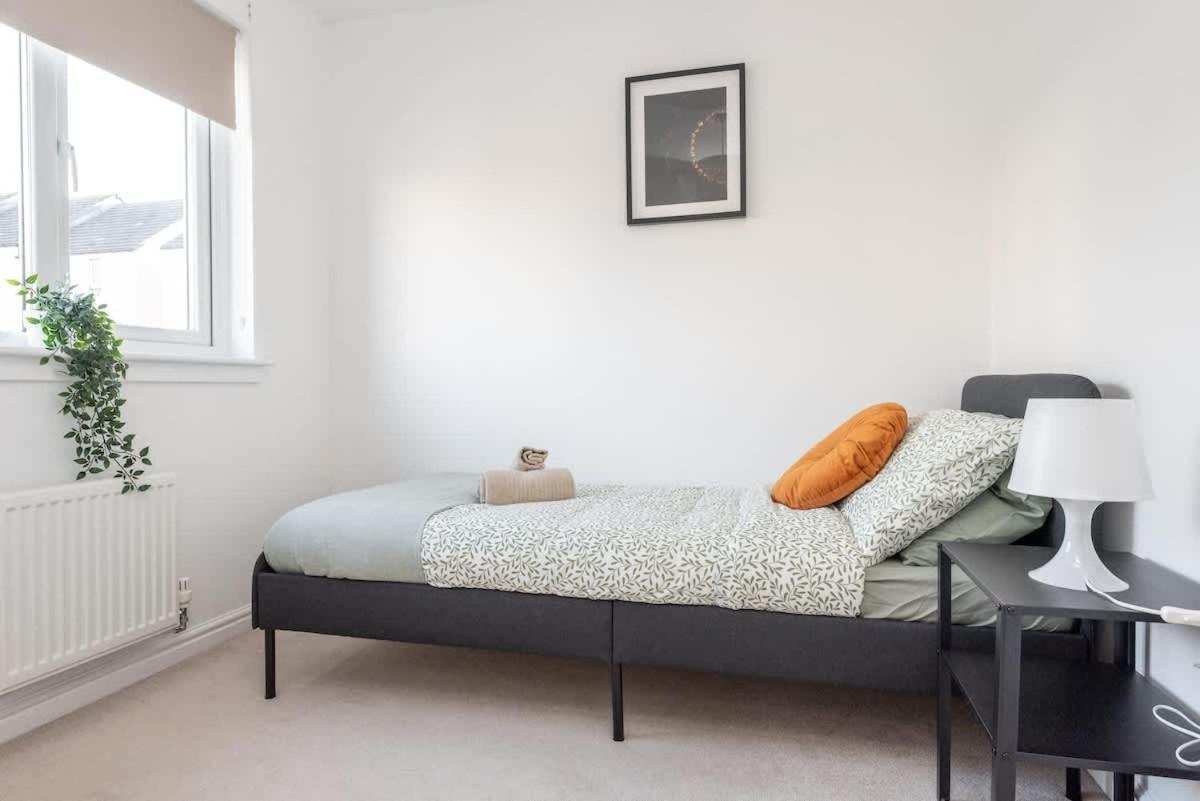 4 Bedroom House - Free Parking Edinburgh