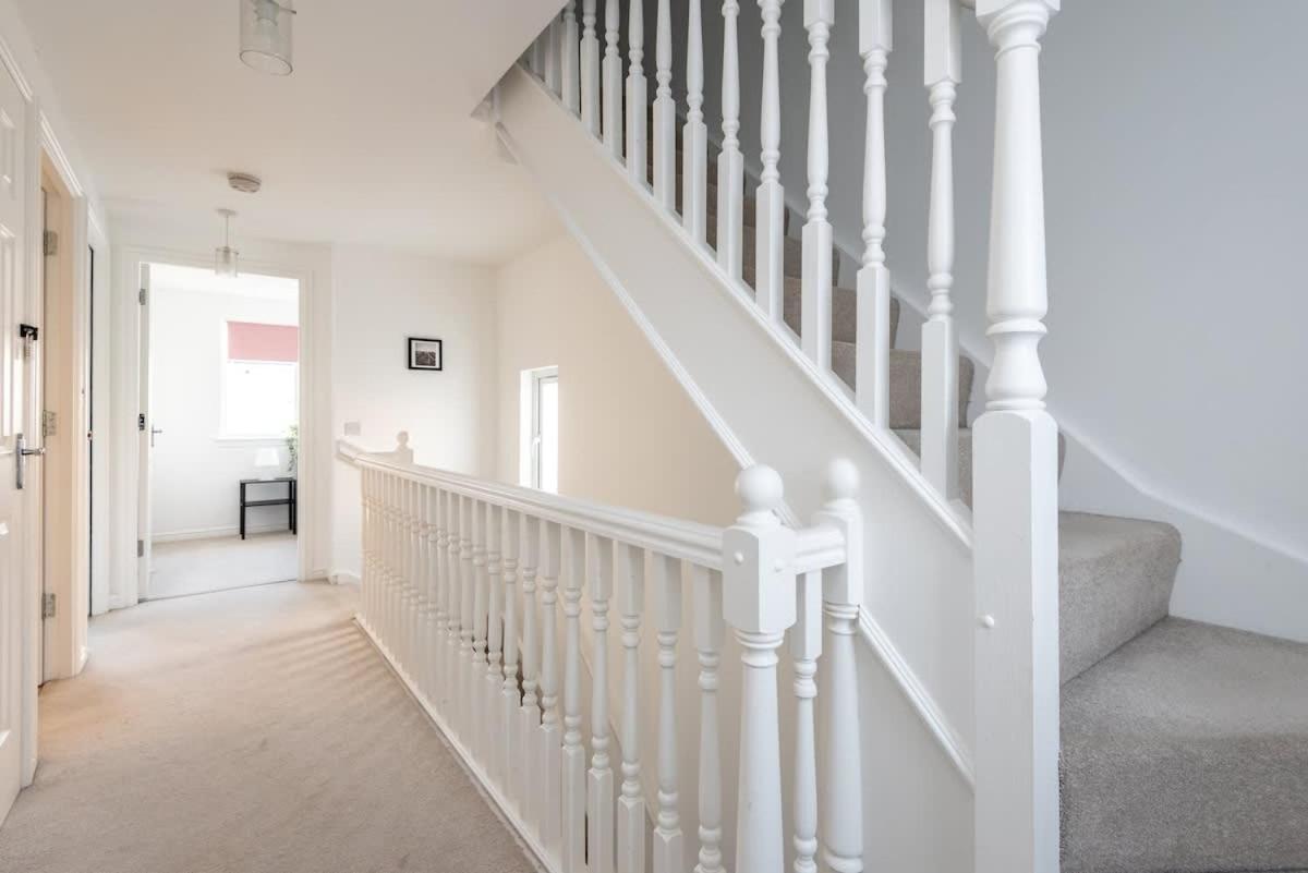 4 Bedroom House - Free Parking