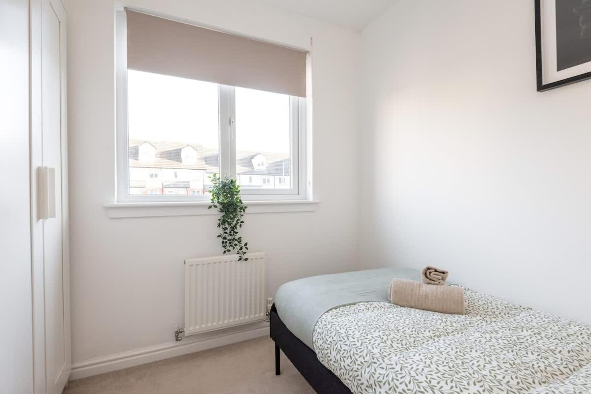4 Bedroom House - Free Parking Holiday home *