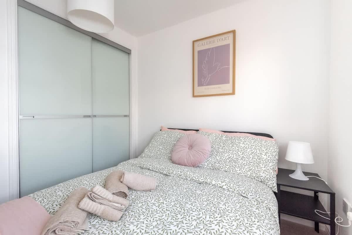 4 Bedroom House - Free Parking *