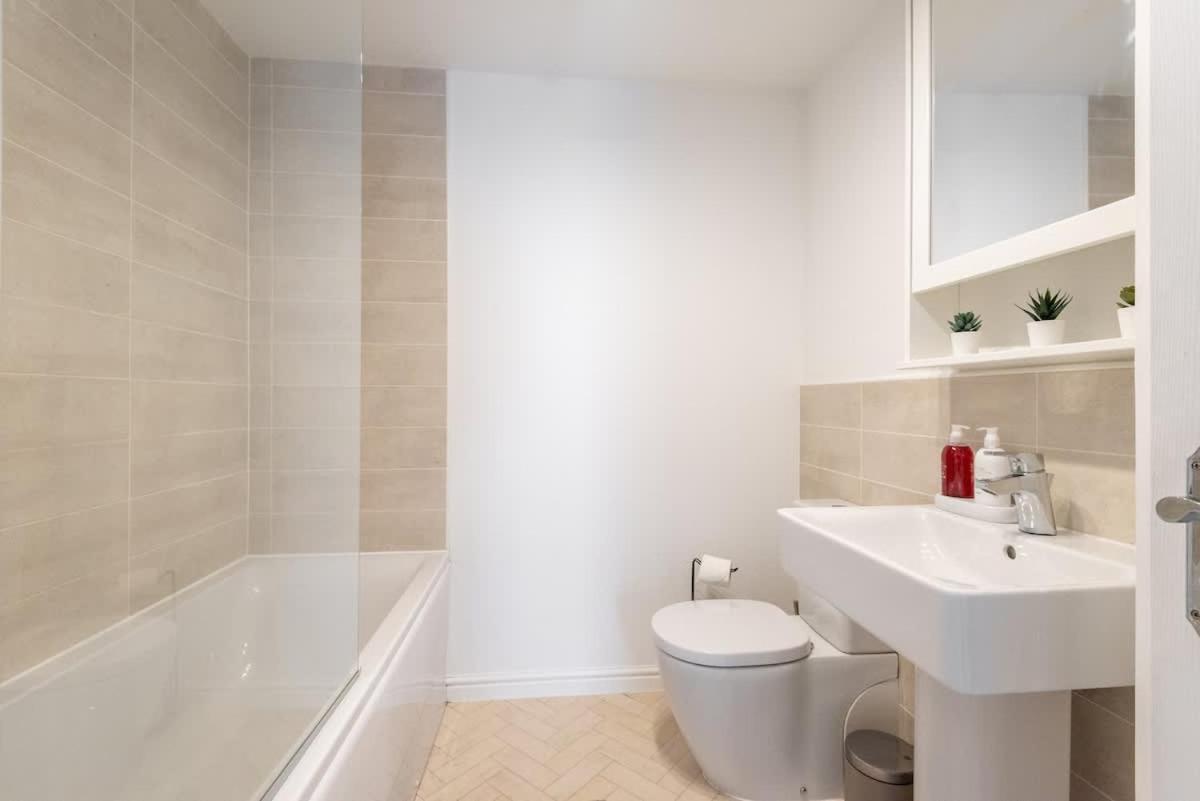 4 Bedroom House - Free Parking Edinburgh