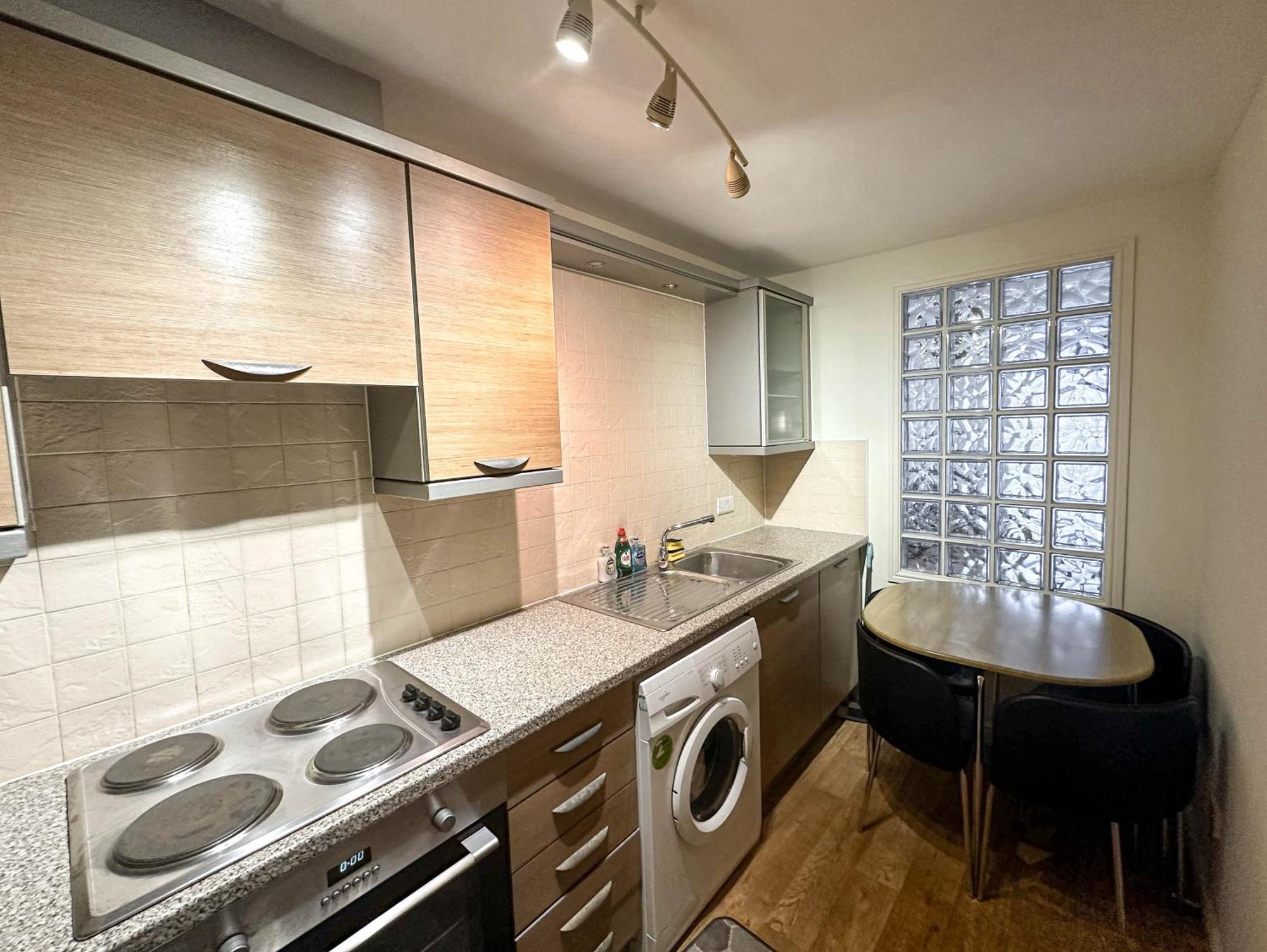 Comfy 2 Bedroom Flat Near Centre