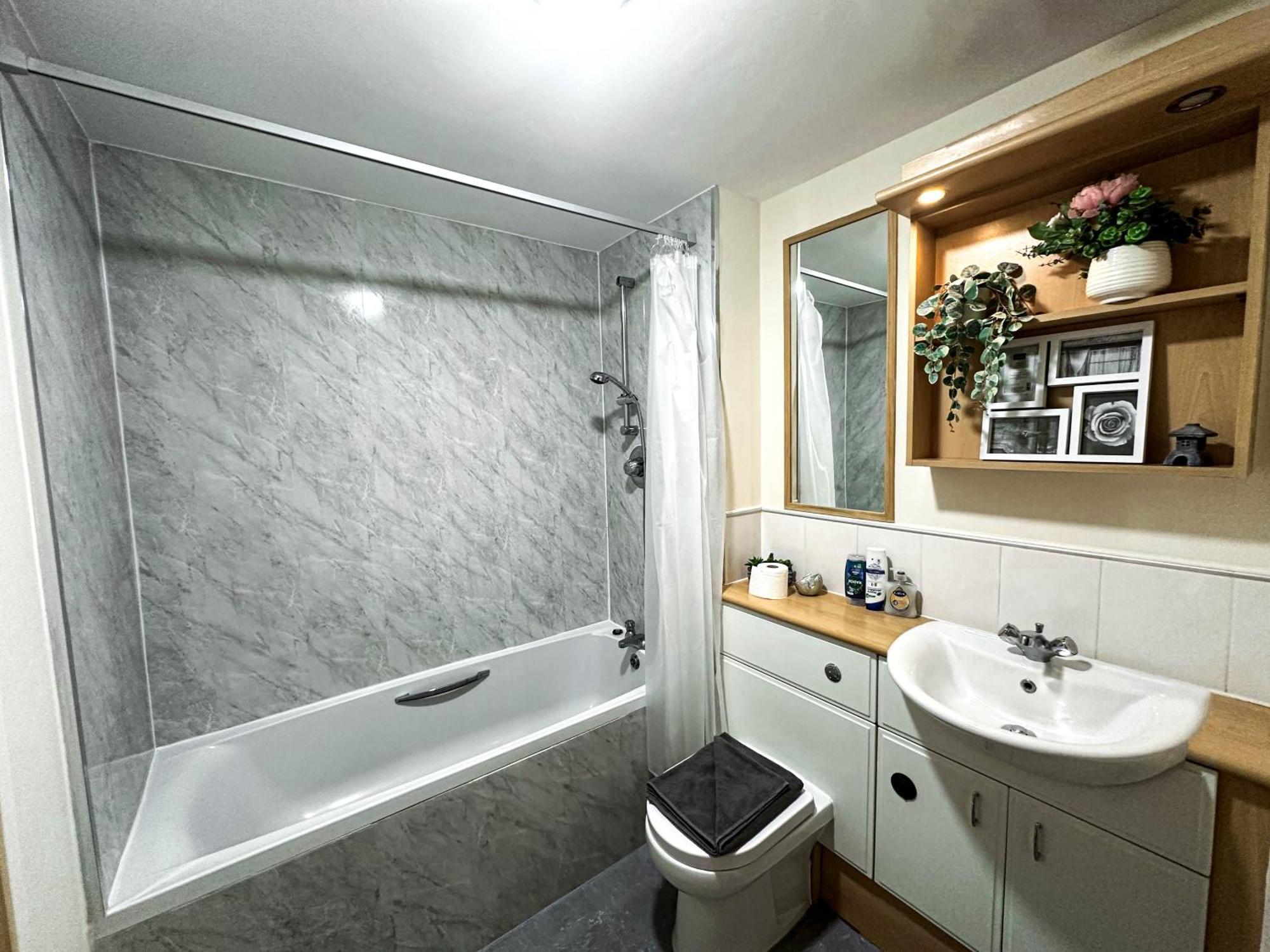 Comfy 2 Bedroom Flat Near Centre Apartment