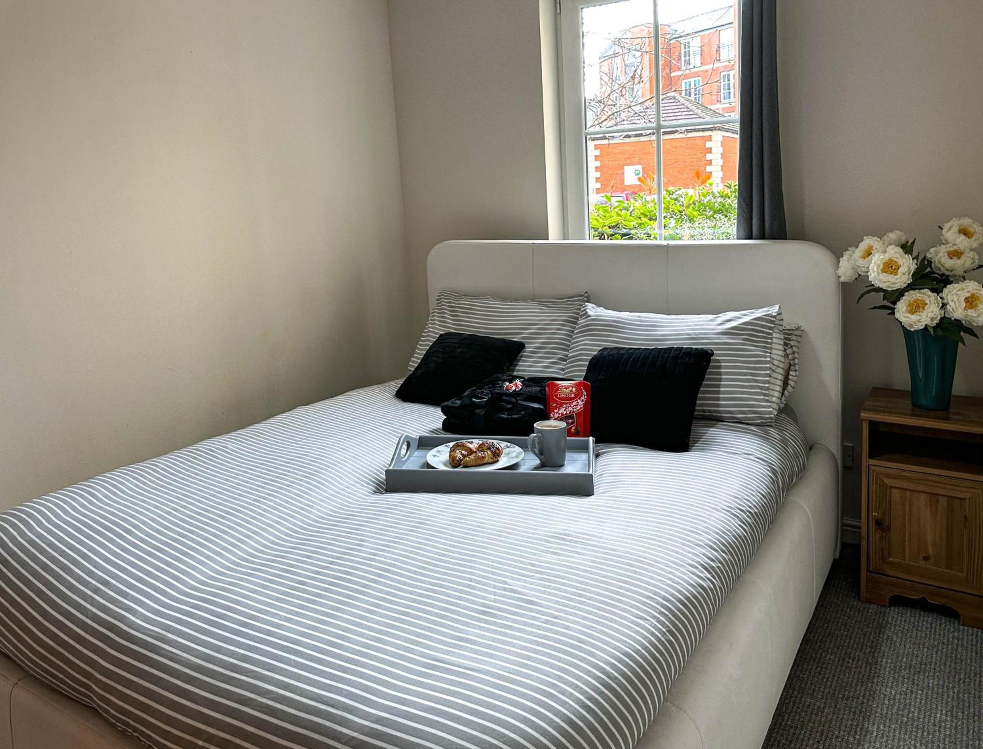 Apartment Comfy 2 Bedroom Flat Near Centre *