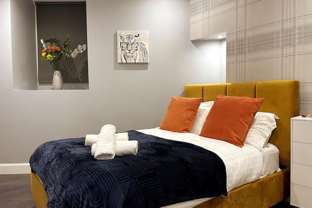 Modern 1 Bed Leith Tram Station