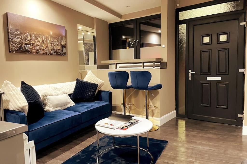 Modern 1 Bed Leith Tram Station Apartment *