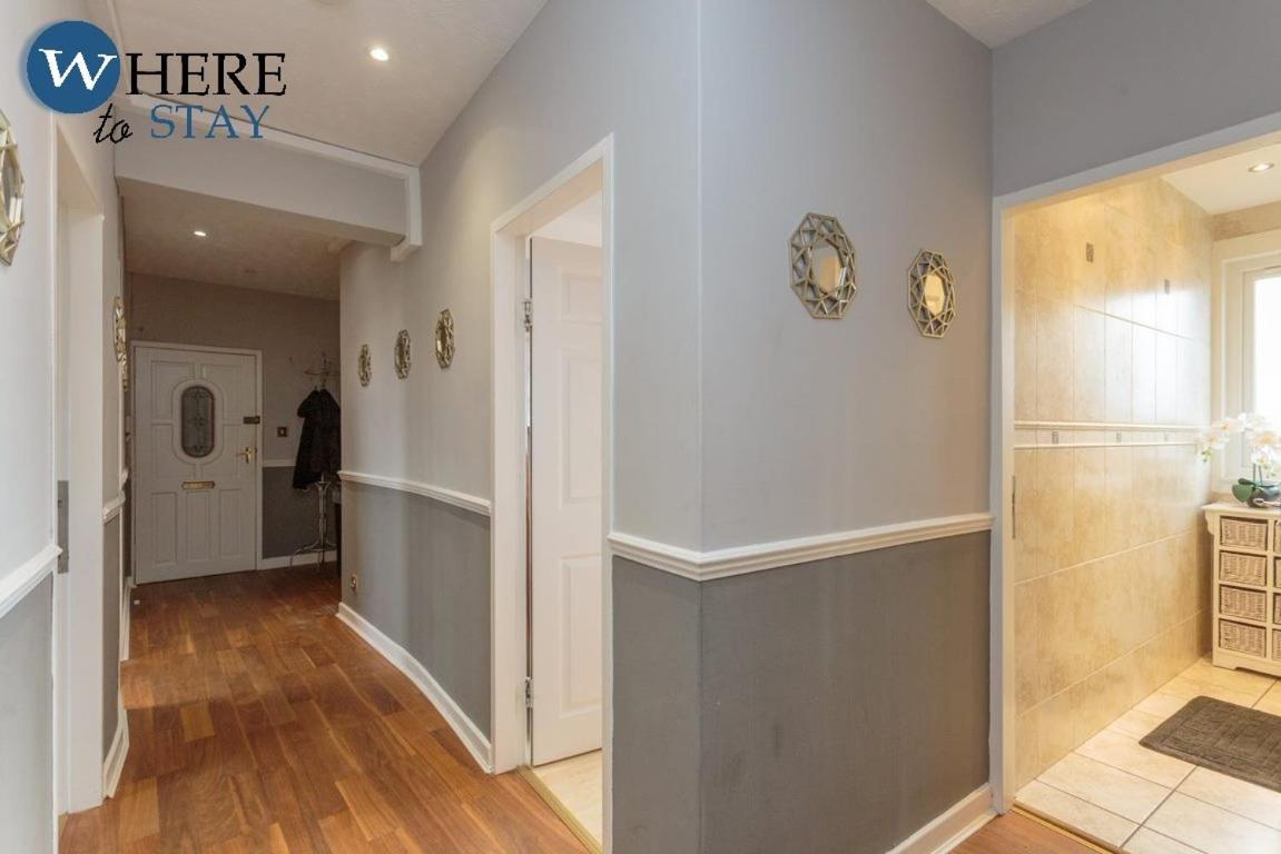 Apartment Stylish 3 Bedroom Apartment, *