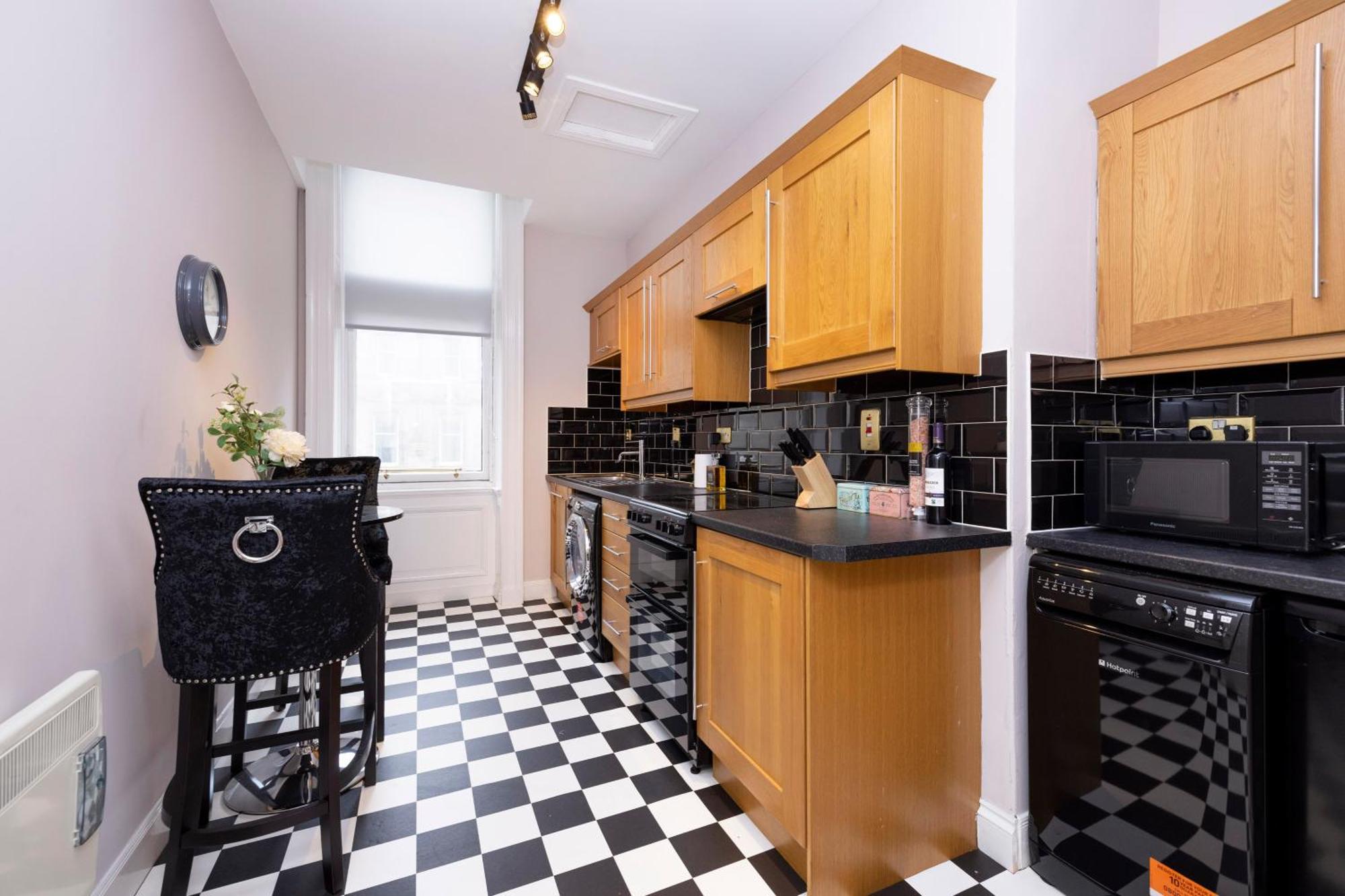 Stylish 2-bedroom Old Town Next To Royal Mile * Edinburgh