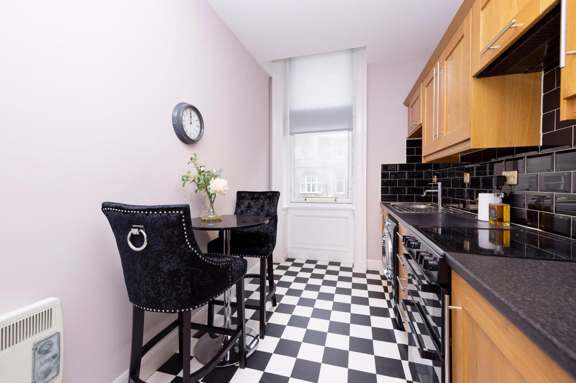 Stylish 2-bedroom Old Town Next To Royal Mile Apartment Edinburgh