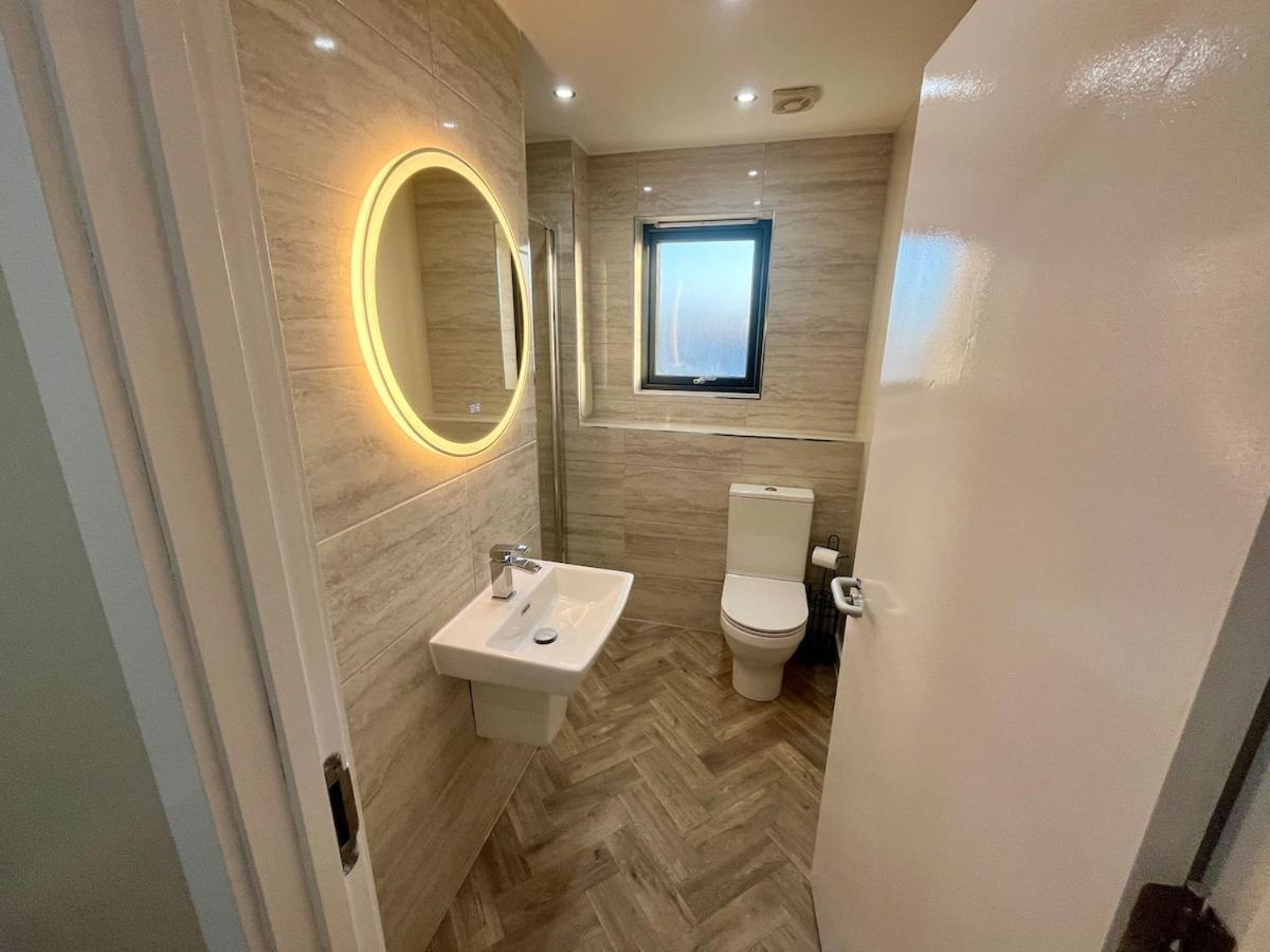 Luxury Spacious 4 Dbl Br House With Free Parking