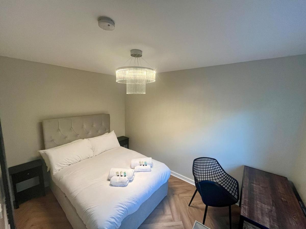 Apartment Luxury Spacious 4 Dbl Br House With Free Parking