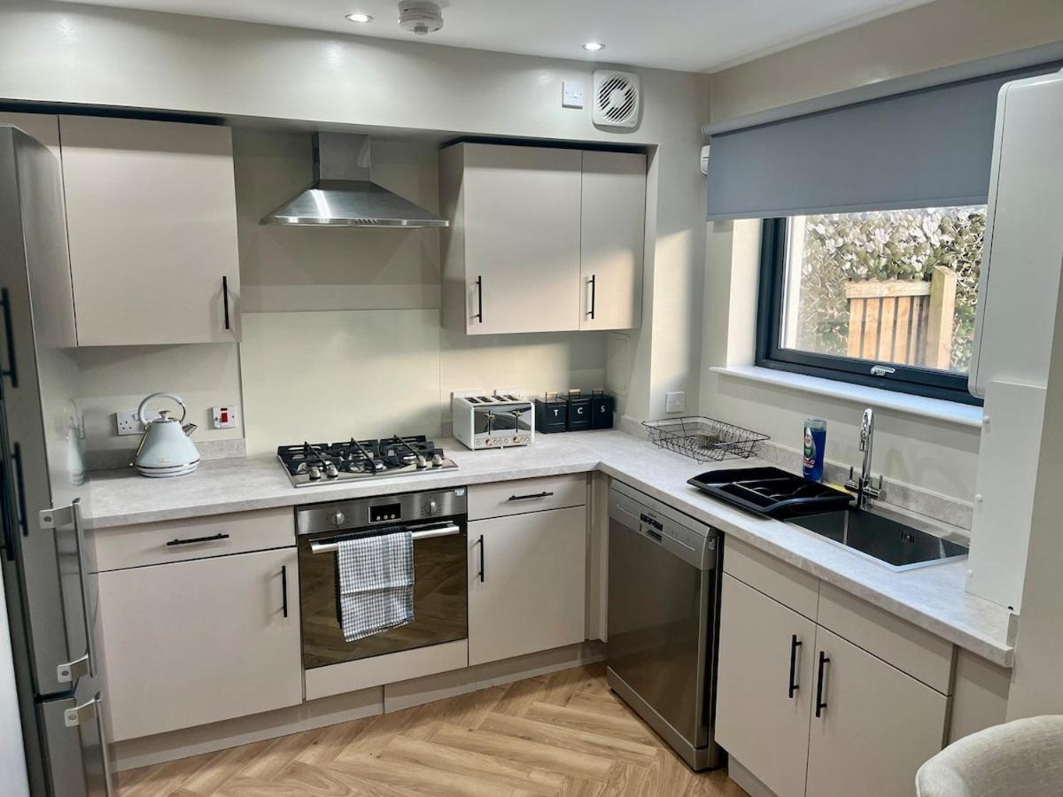 Luxury Spacious 4 Dbl Br House With Free Parking Apartment *