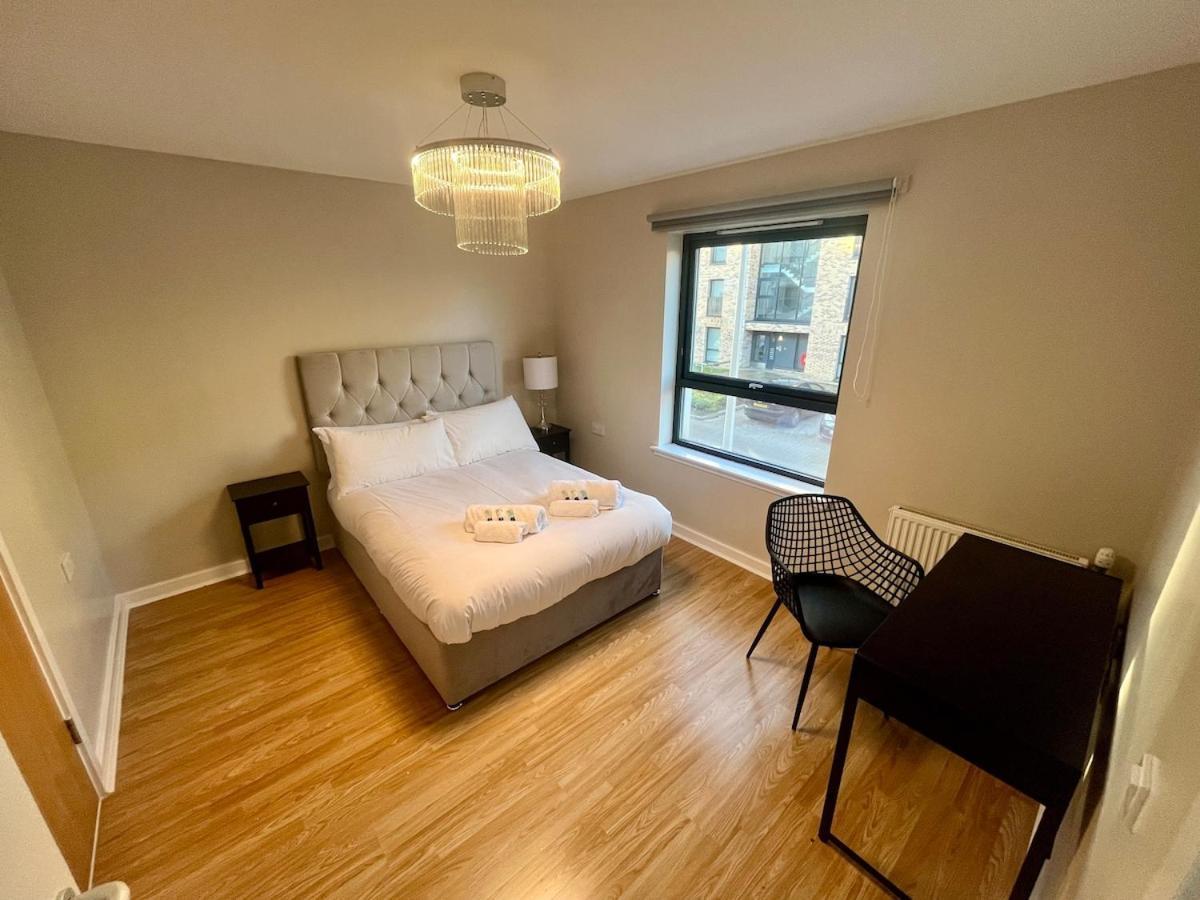 Luxury Spacious 4 Dbl Br House With Free Parking Apartment *
