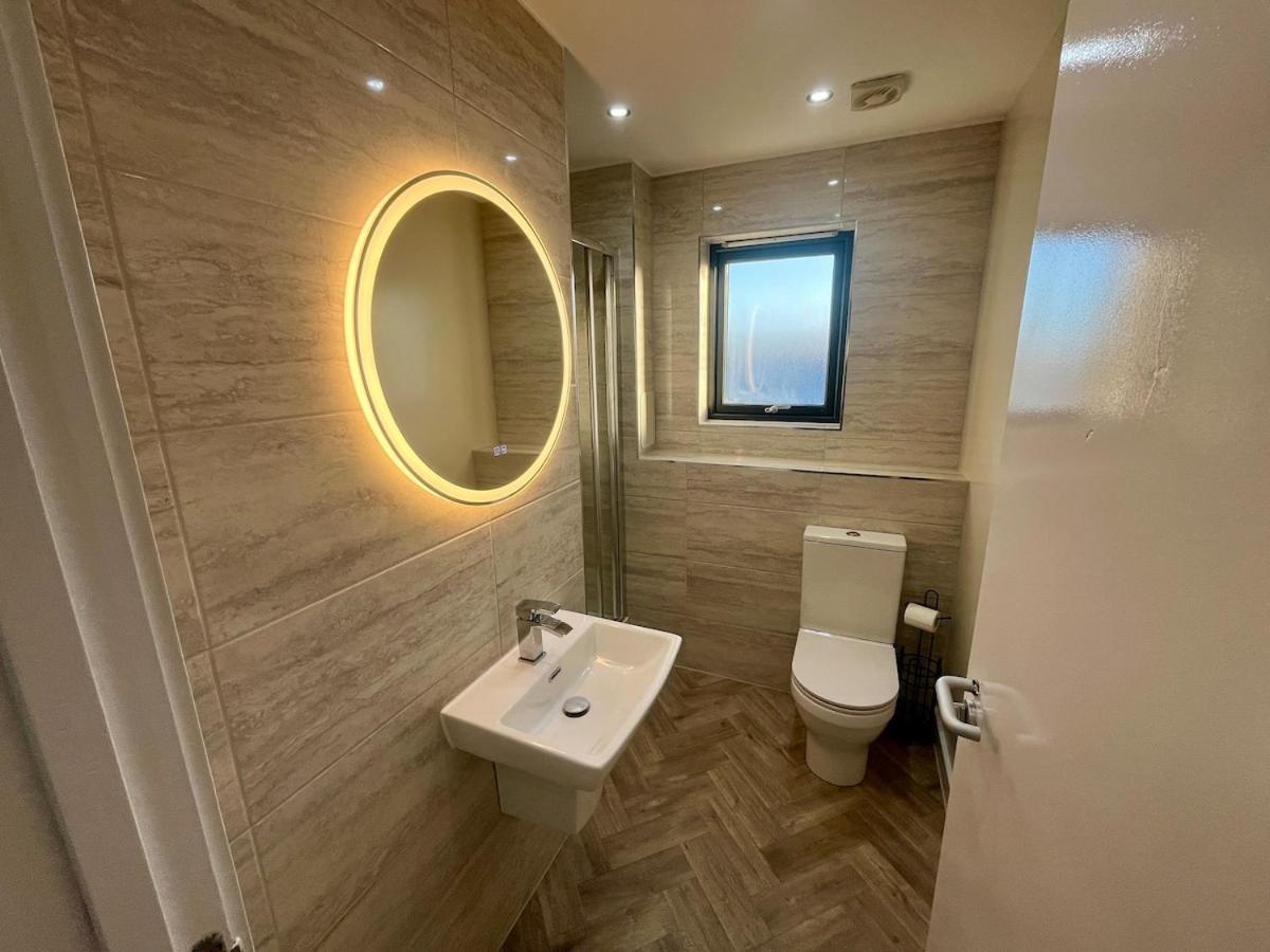 Luxury Spacious 4 Dbl Br House With Free Parking