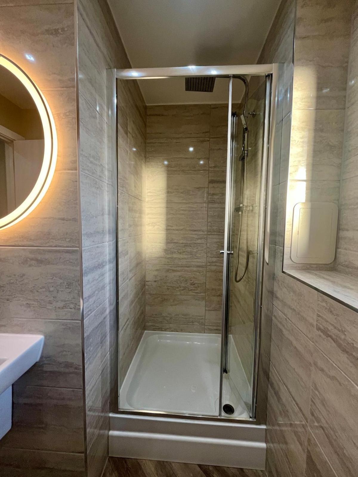 Luxury Spacious 4 Dbl Br House With Free Parking