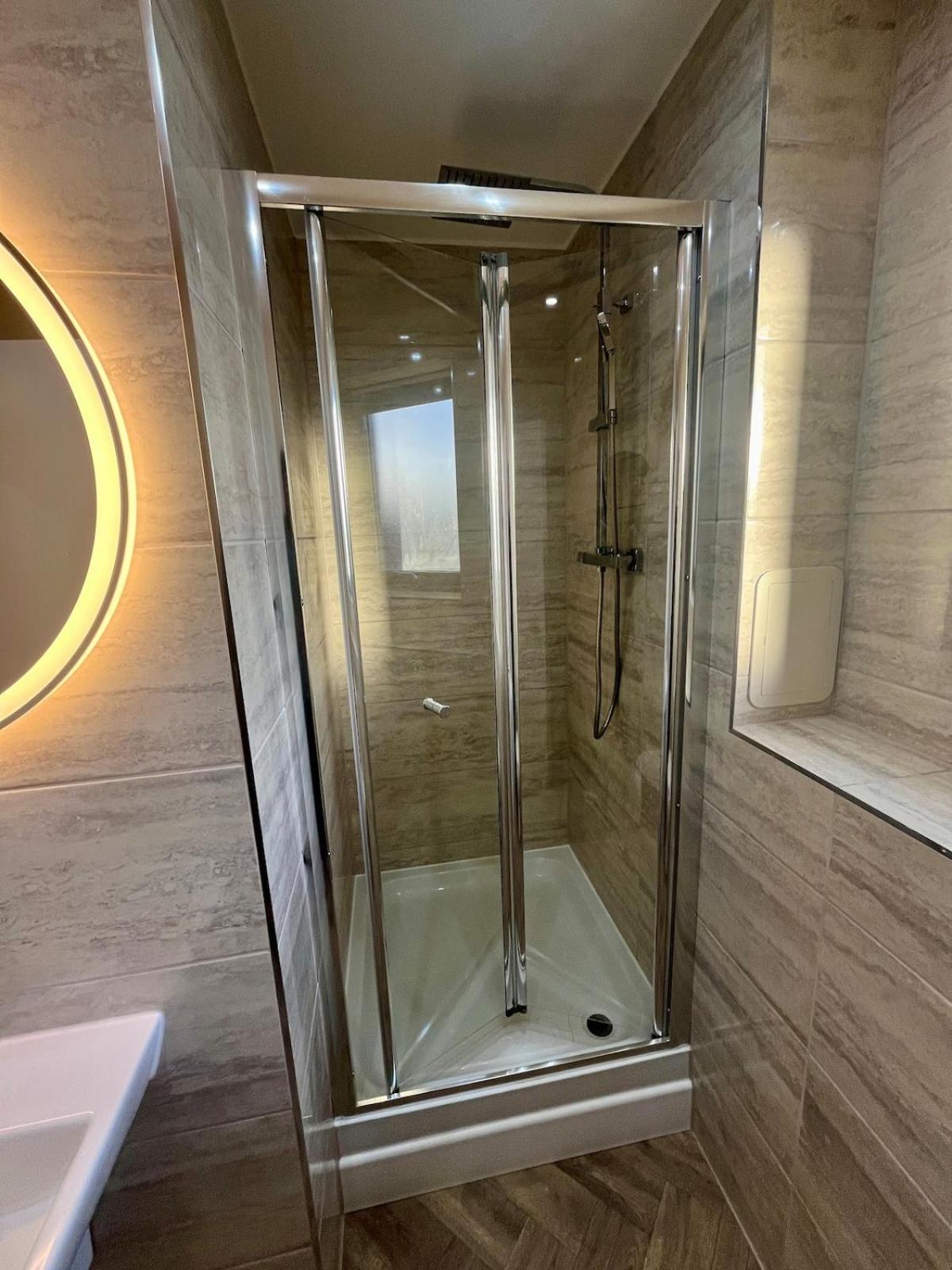 Luxury Spacious 4 Dbl Br House With Free Parking Apartment