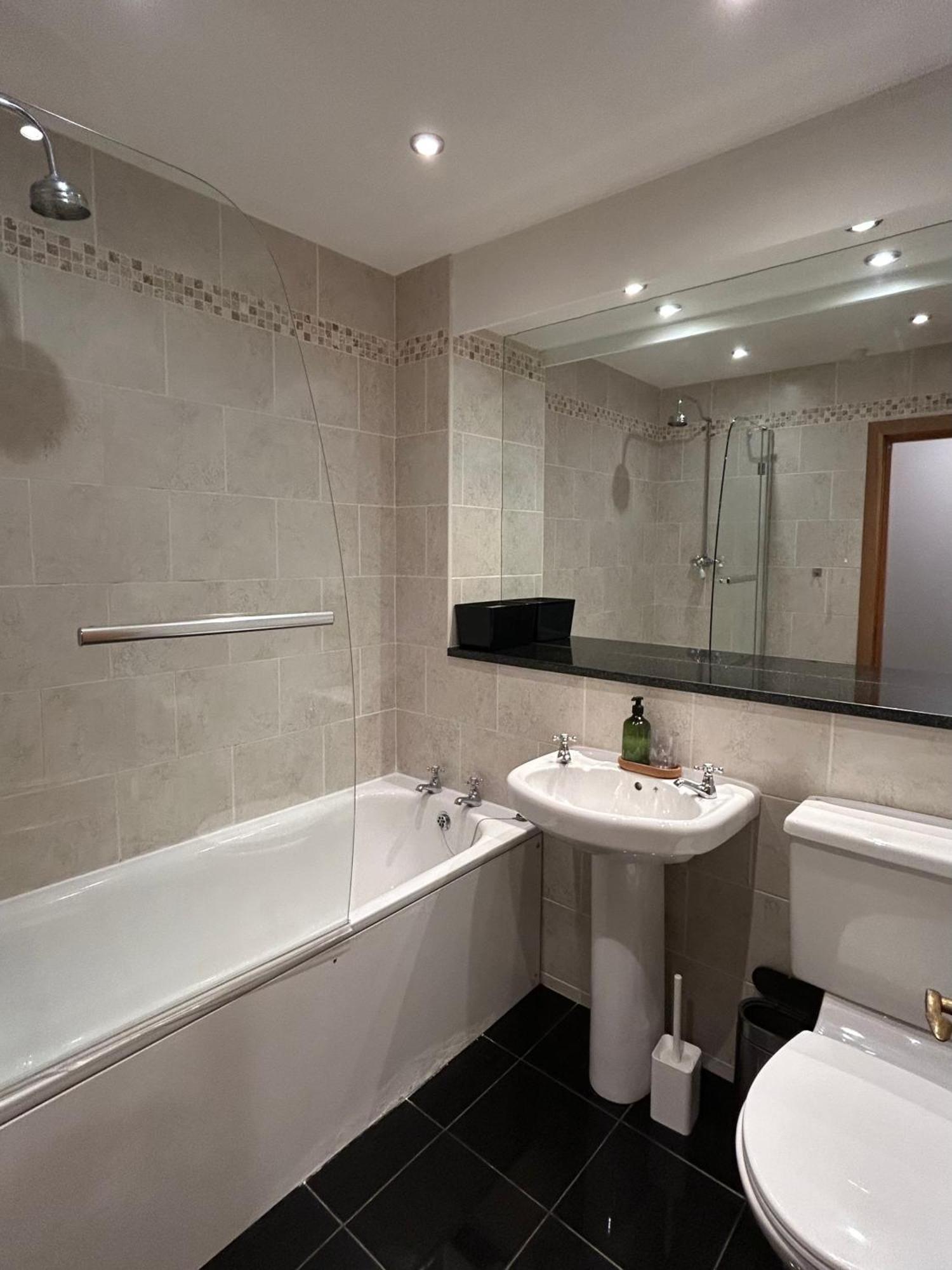 Spacious 2 Bedroom Flat In The Centre