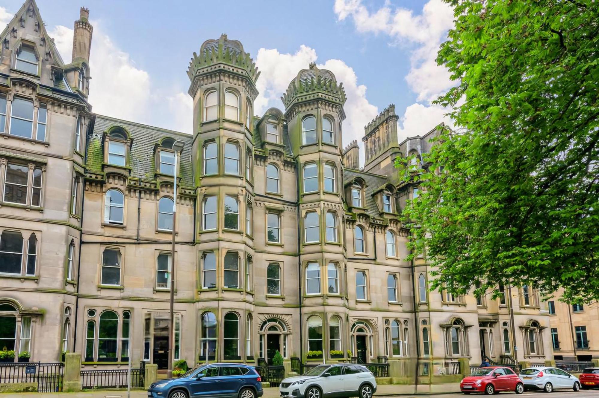 2 Bedroom Sofa Bed In Livingroom Castle View 1st Floor Sleeps 6 Apartment Edinburgh