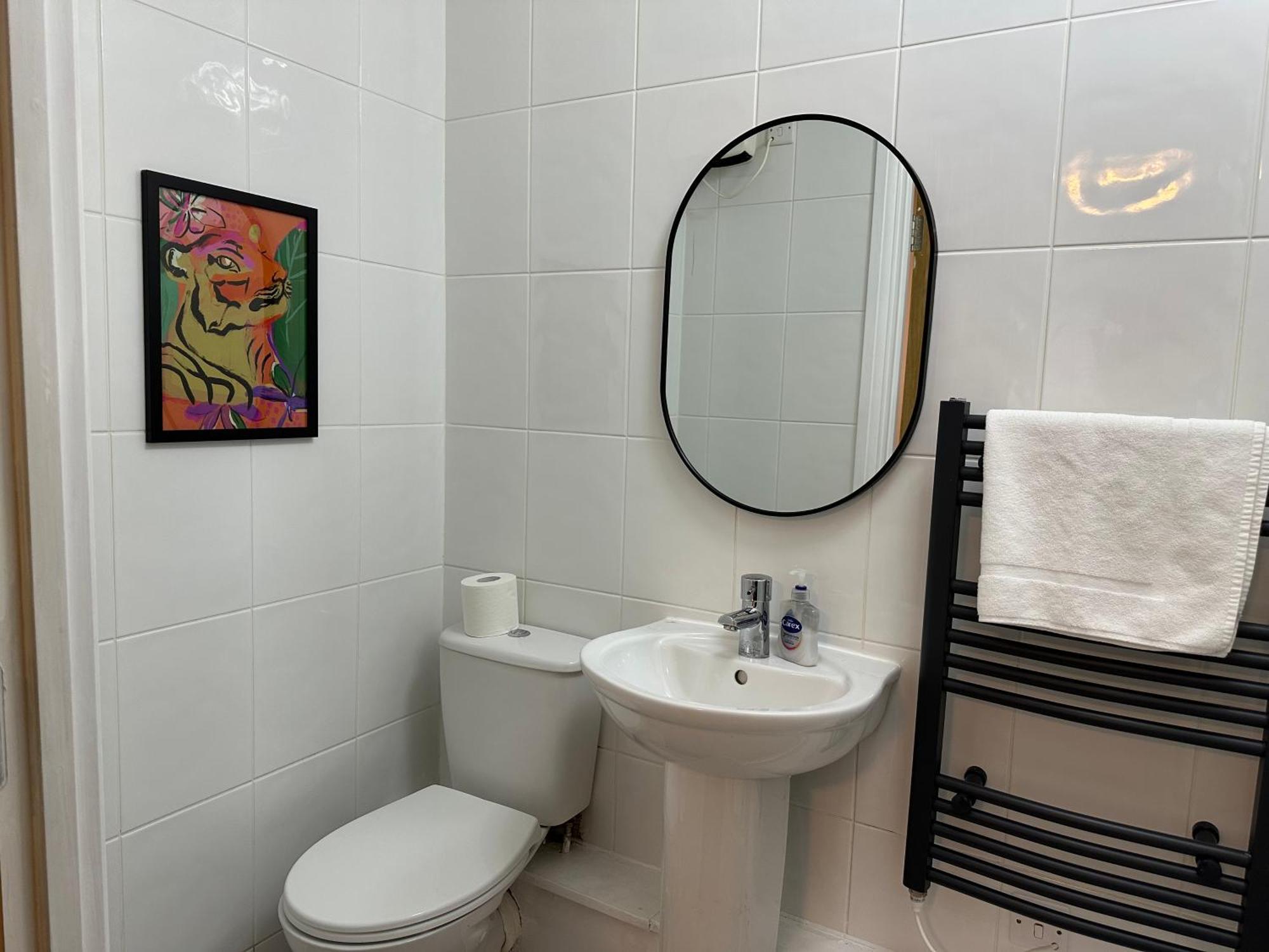 Quiet 2 Bedrooms And 2 Bathrooms With Free Parking * Edinburgh