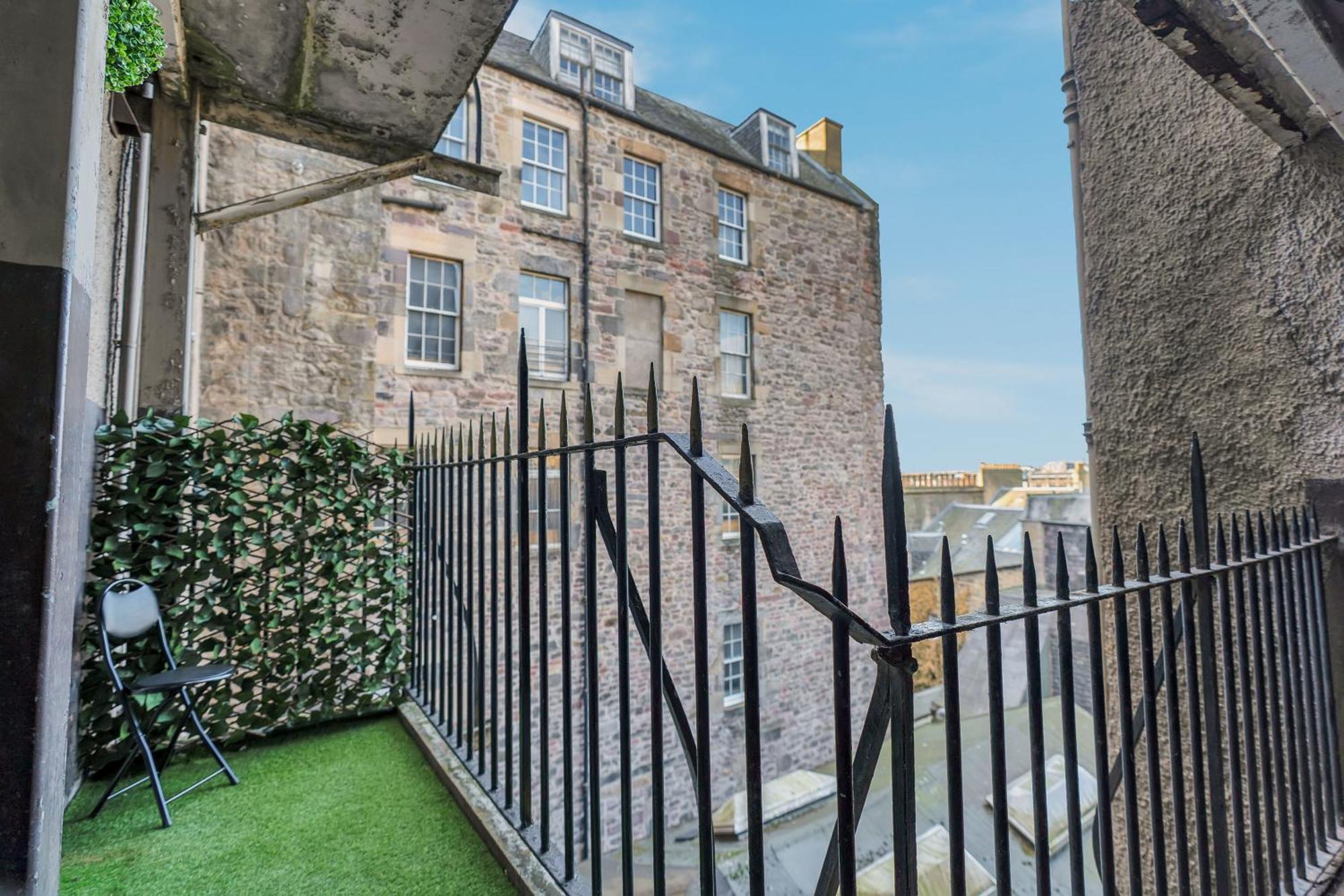 Old Town Romantic Getaway Apartment Edinburgh