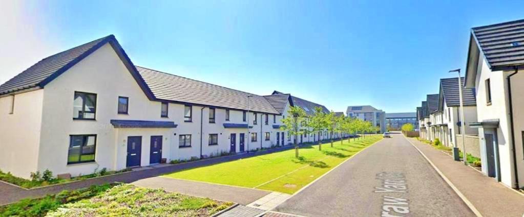Newbuild - 3 Bedrooms, 2 Baths,5 Mins From Airport Holiday home Edinburgh