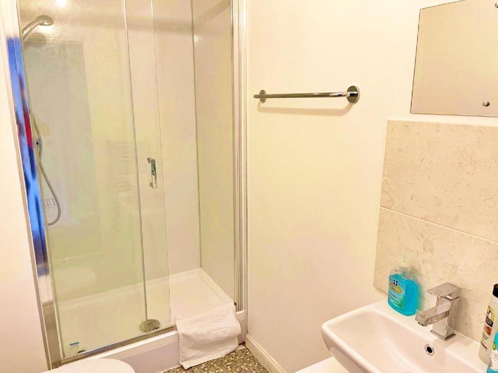 Newbuild - 3 Bedrooms, 2 Baths,5 Mins From Airport *