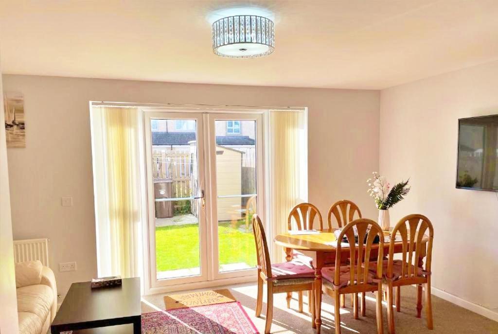 Newbuild - 3 Bedrooms, 2 Baths,5 Mins From Airport Edinburgh