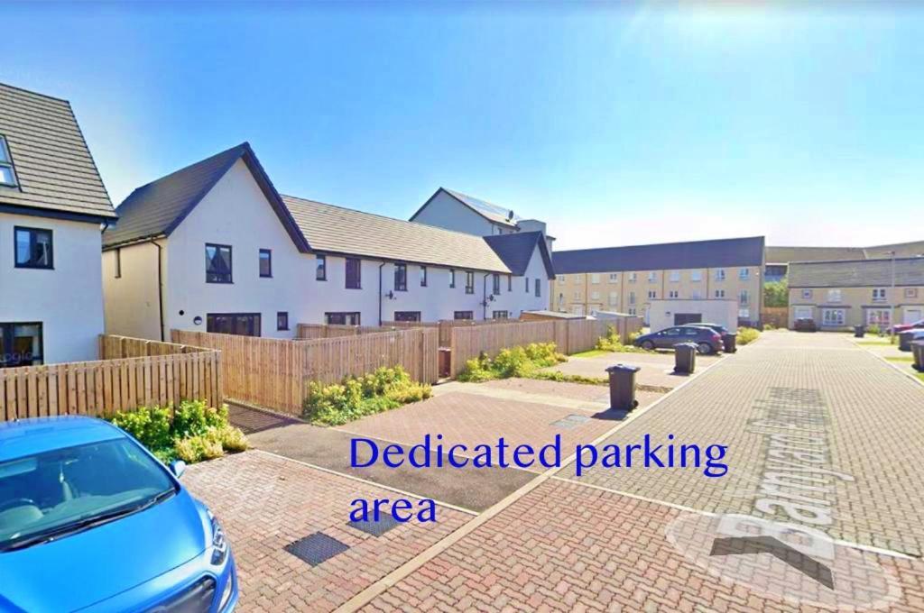 Newbuild - 3 Bedrooms, 2 Baths,5 Mins From Airport * Edinburgh