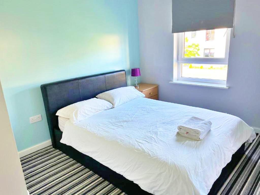 Newbuild - 3 Bedrooms, 2 Baths,5 Mins From Airport Holiday home *