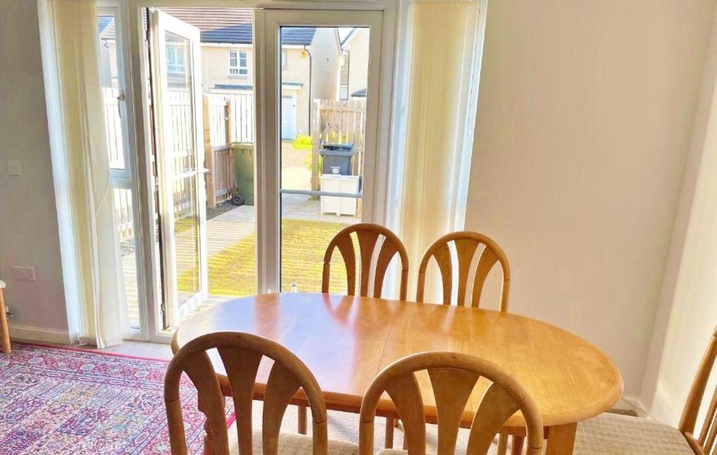 Holiday home Newbuild - 3 Bedrooms, 2 Baths,5 Mins From Airport *