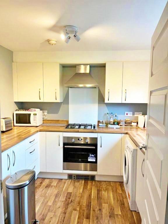 Newbuild - 3 Bedrooms, 2 Baths,5 Mins From Airport Holiday home Edinburgh
