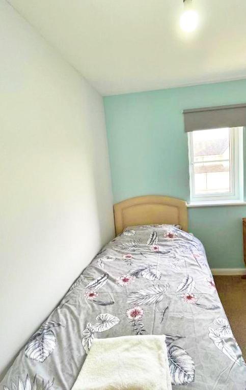 Newbuild - 3 Bedrooms, 2 Baths,5 Mins From Airport Holiday home
