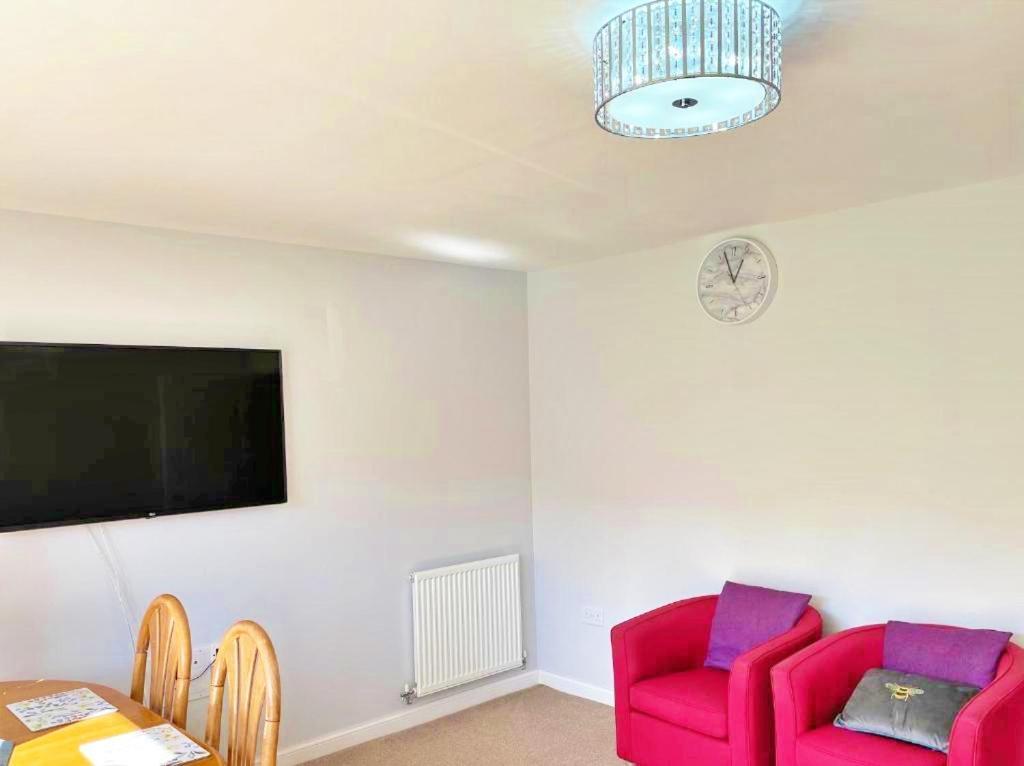 Newbuild - 3 Bedrooms, 2 Baths,5 Mins From Airport Edinburgh