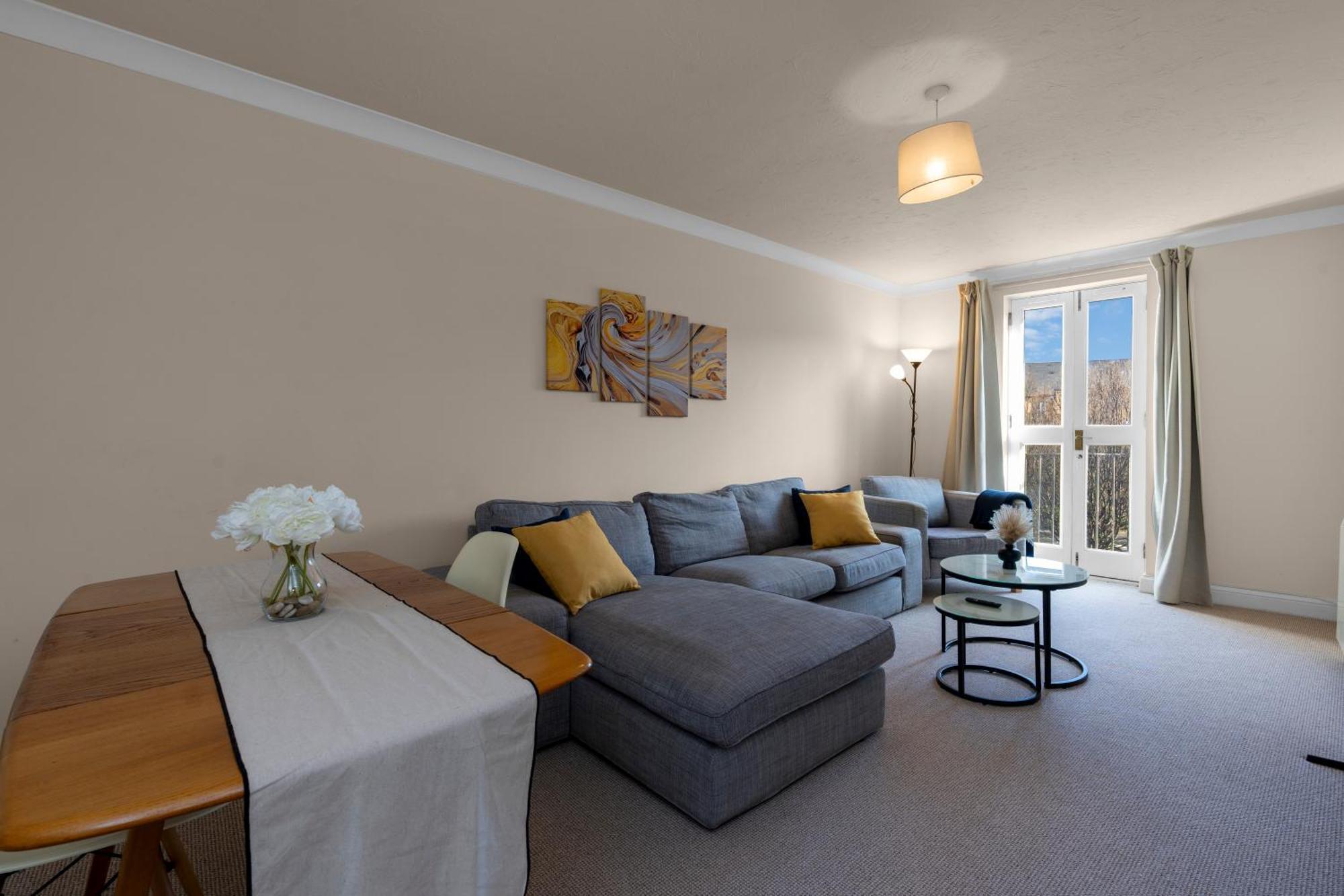 In With Free Parking Apartment