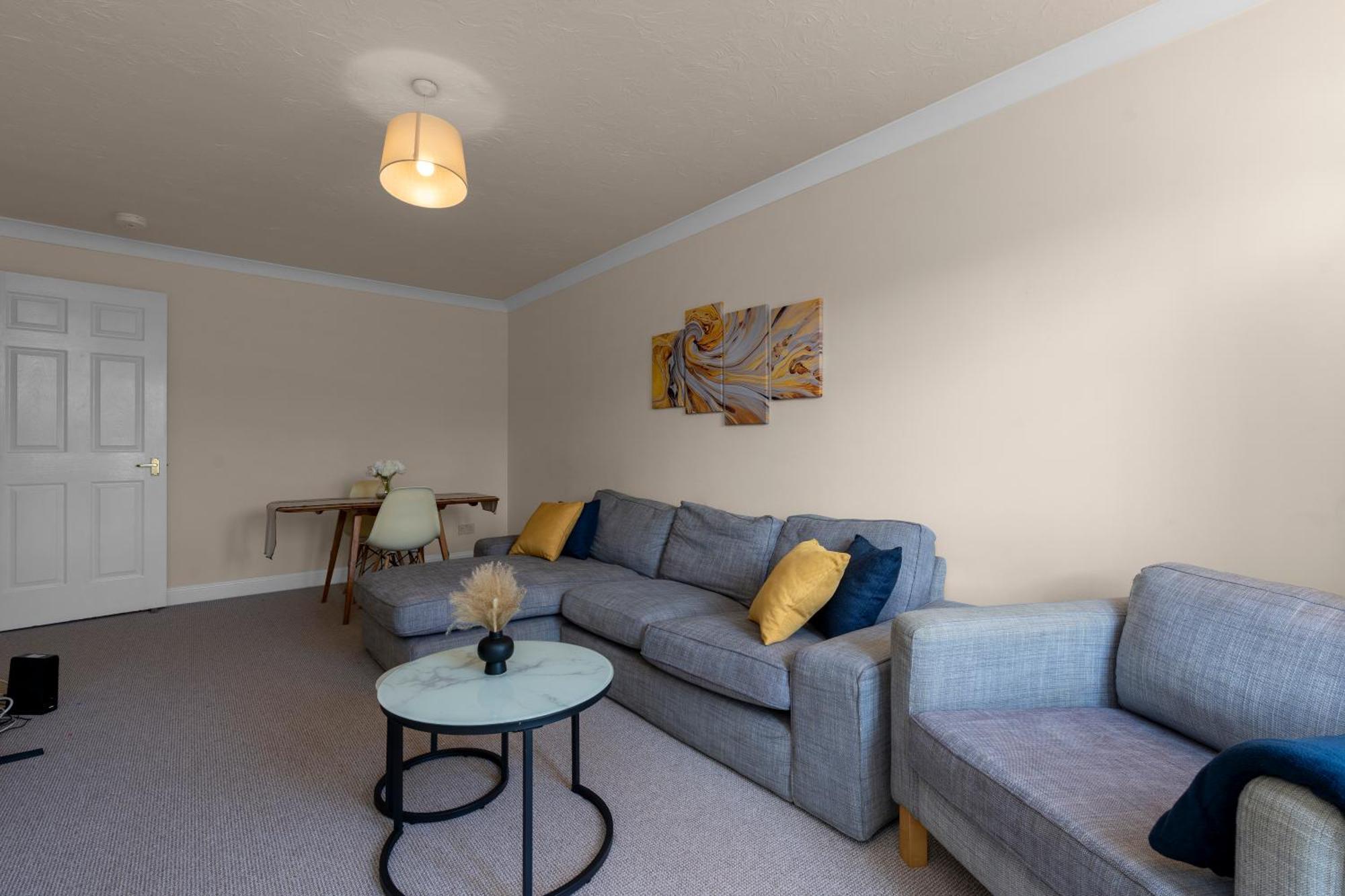 In With Free Parking Apartment *