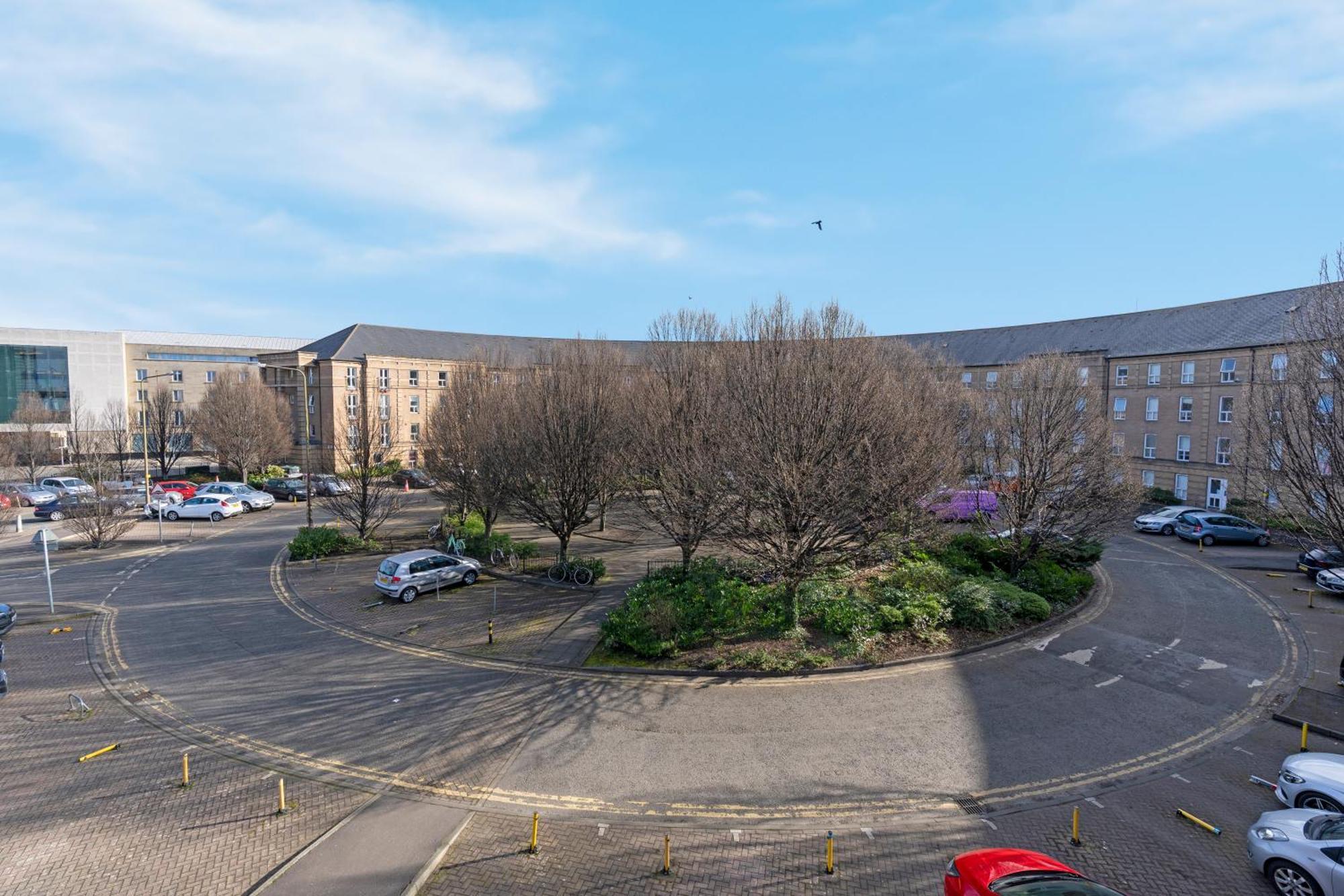 In With Free Parking Apartment Edinburgh