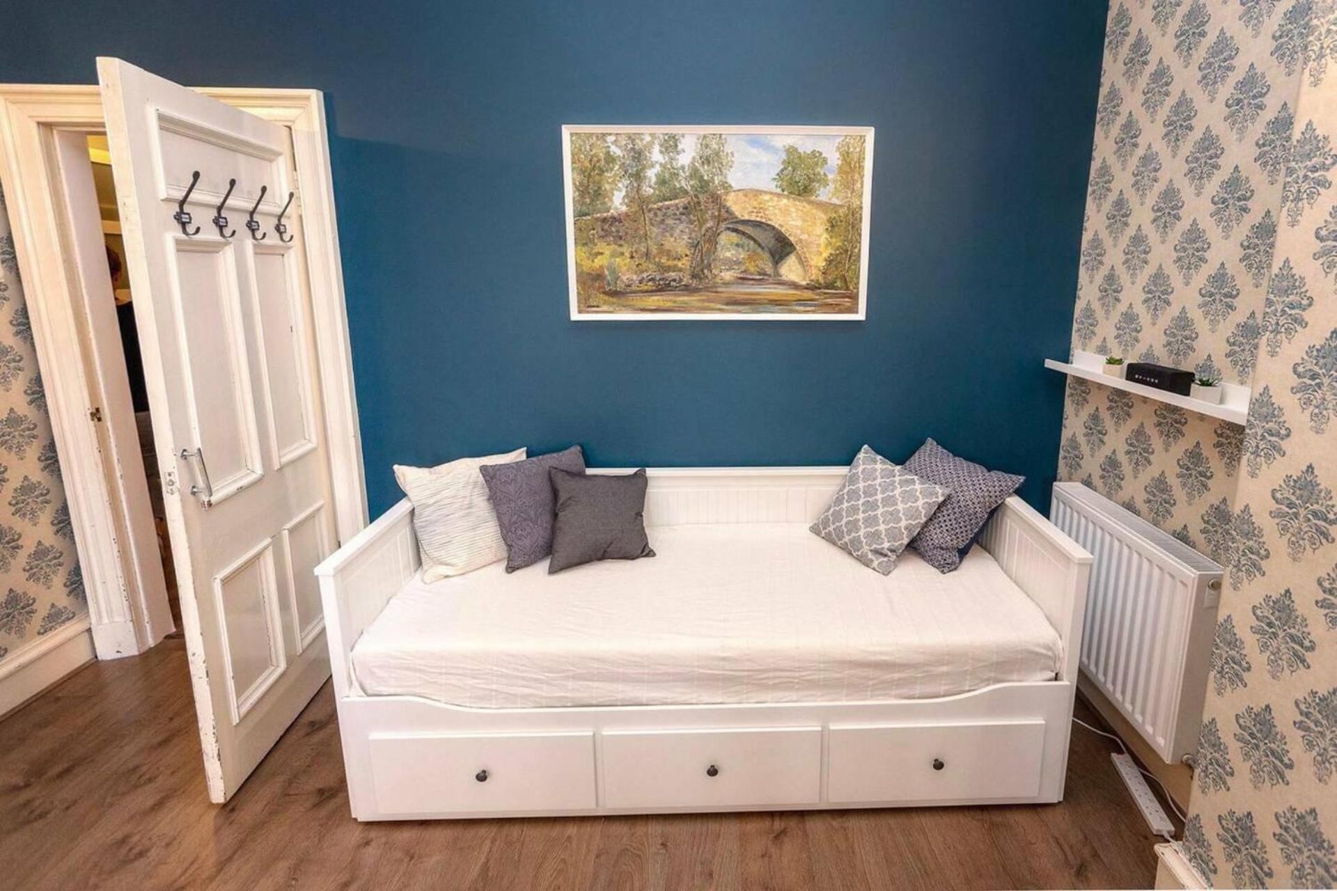 Bright Spacious Centre *