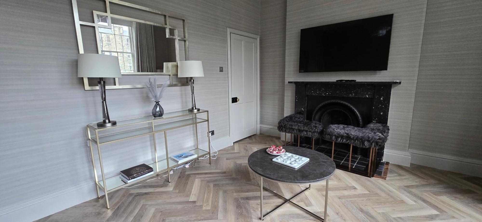 2 Bedroom Sofa Bed In Livingroom Castle View 1st Floor Sleeps 6 Apartment Edinburgh