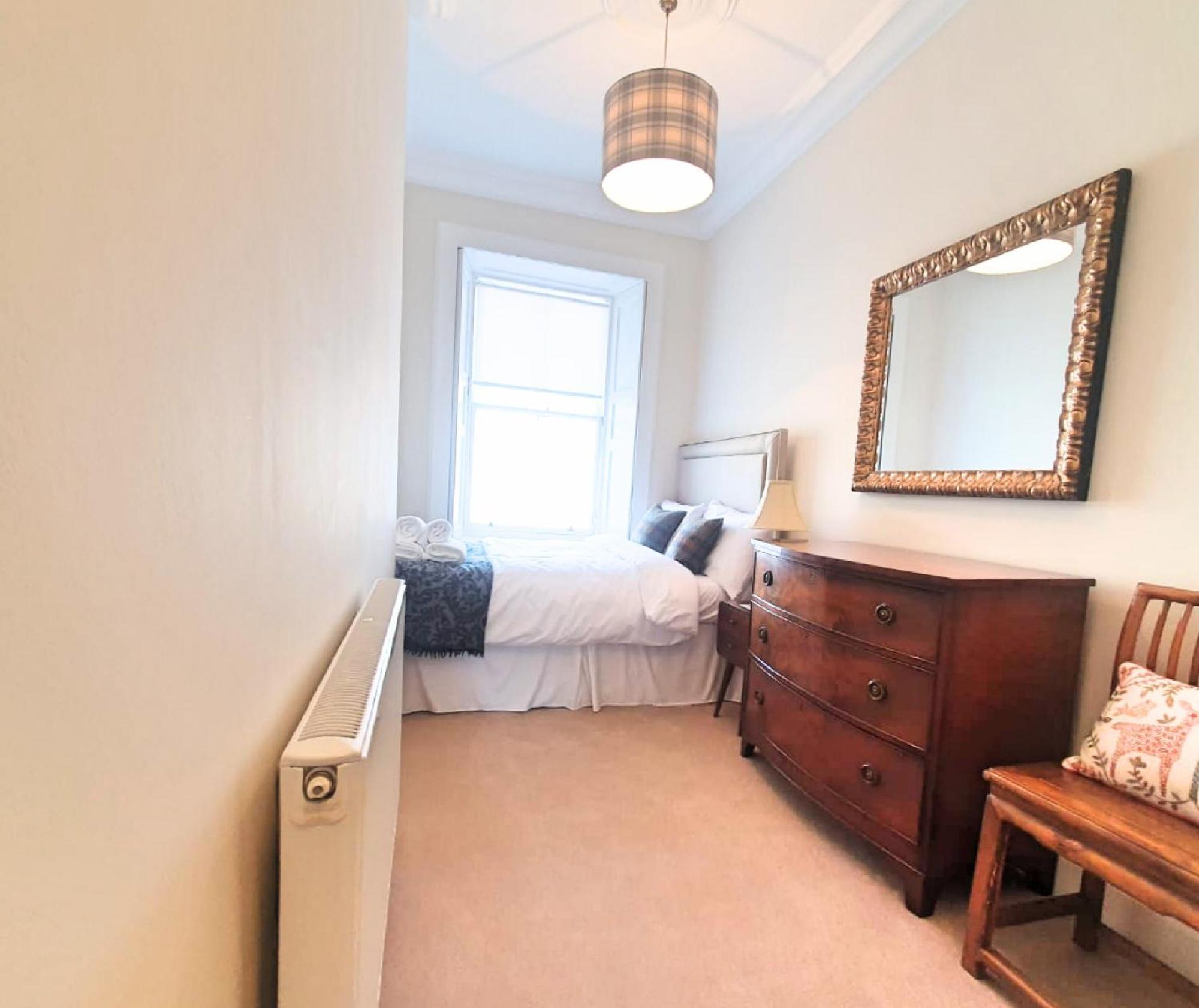 Deluxe 3-bedroom On Princes Street Overlooking Castle * Edinburgh