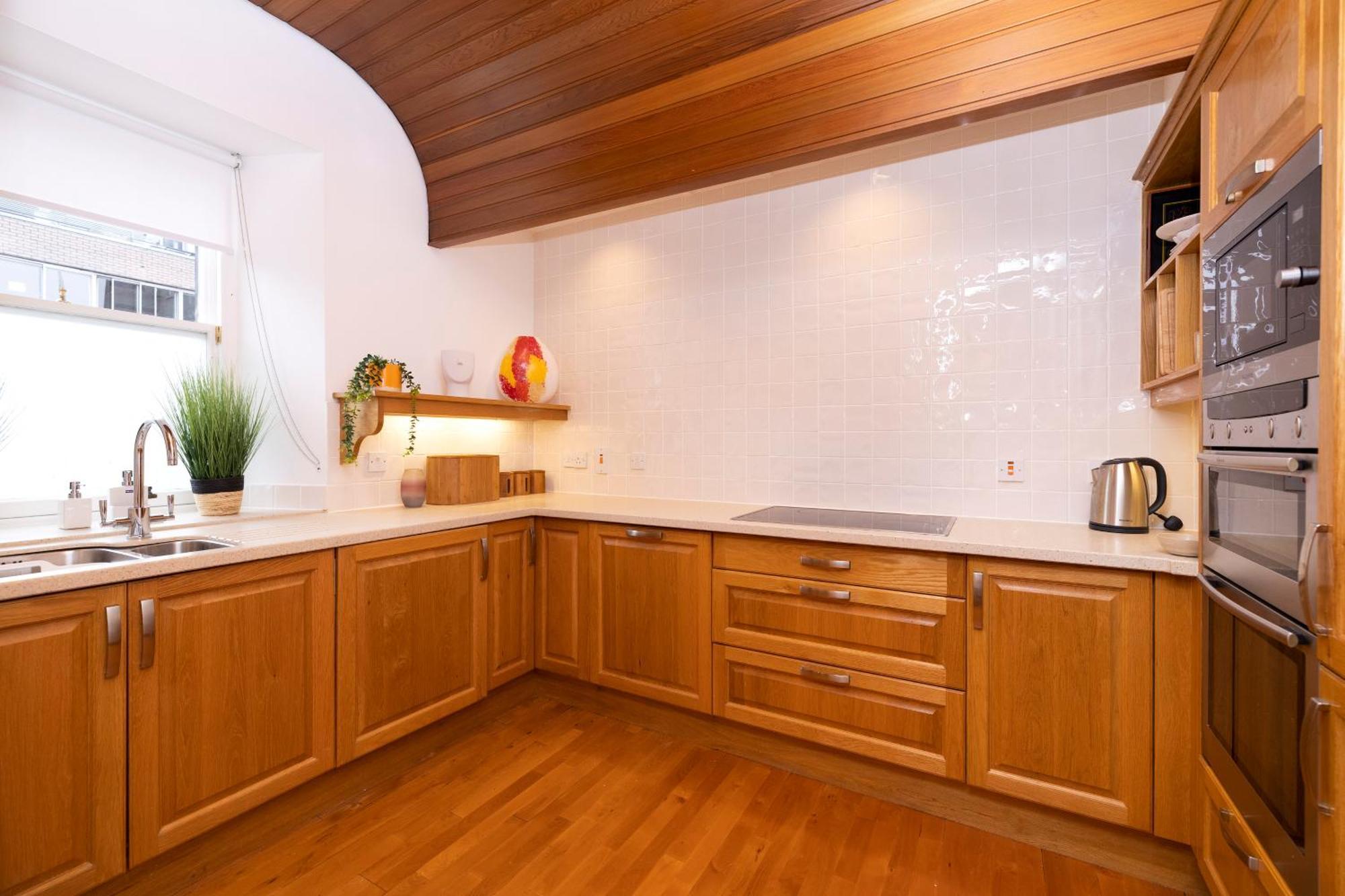 Deluxe 3-bedroom On Princes Street Overlooking Castle Apartment