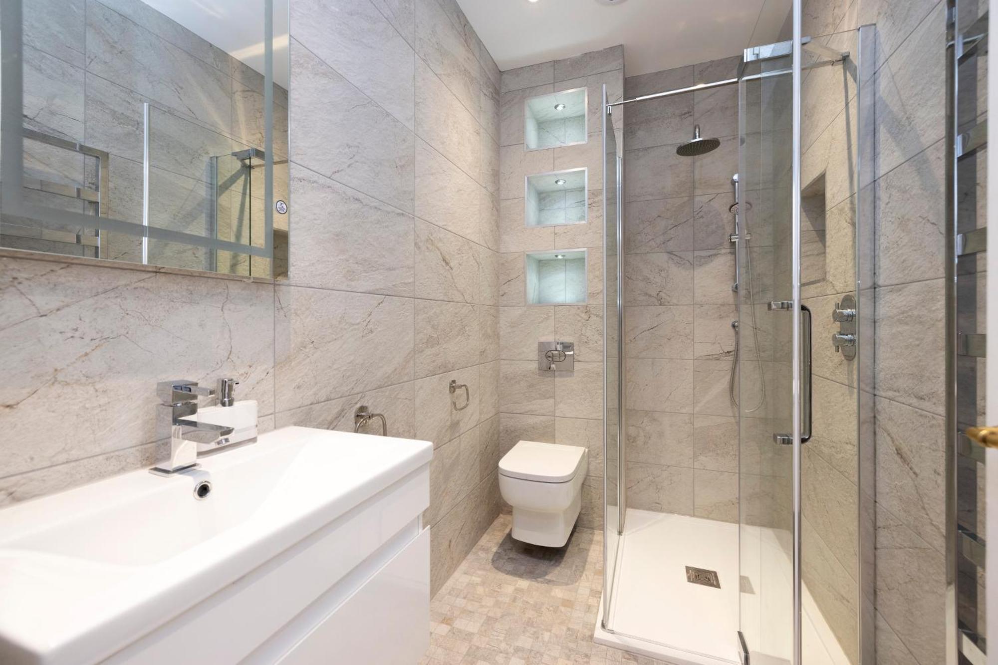 Apartment Deluxe 3-bedroom On Princes Street Overlooking Castle