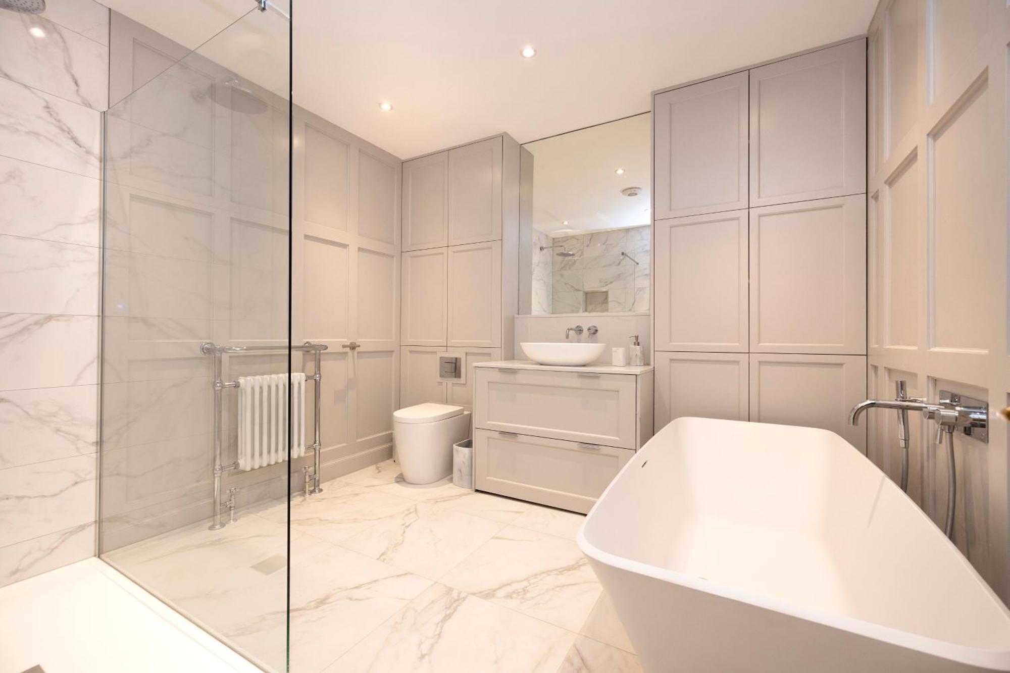 Deluxe 3-bedroom On Princes Street Overlooking Castle Apartment *